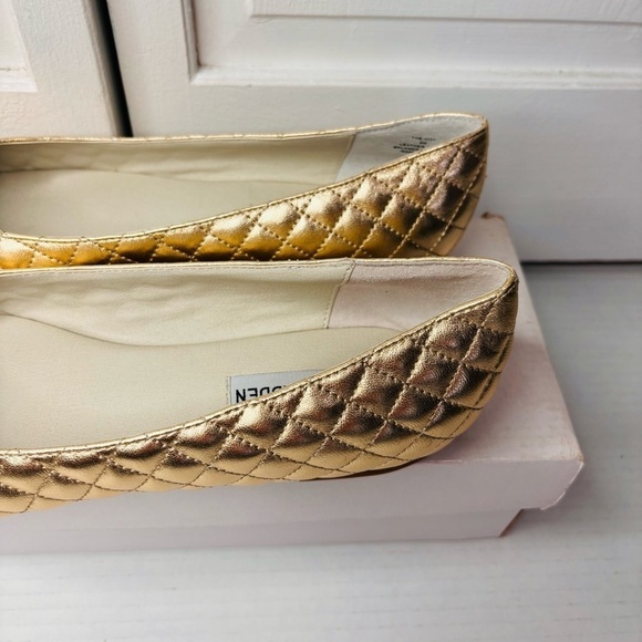 New STEVE MADDEN The Hot Gold Leather Quilted Flats Size 9 - Picture 6 of 7